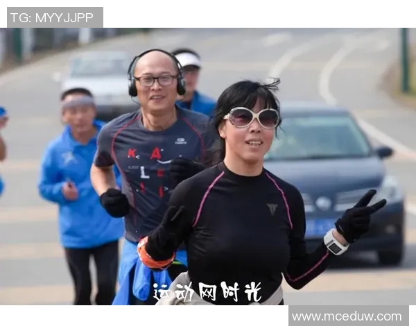 足球明星惊喜造访粉丝家中共度难忘时光引发热烈讨论